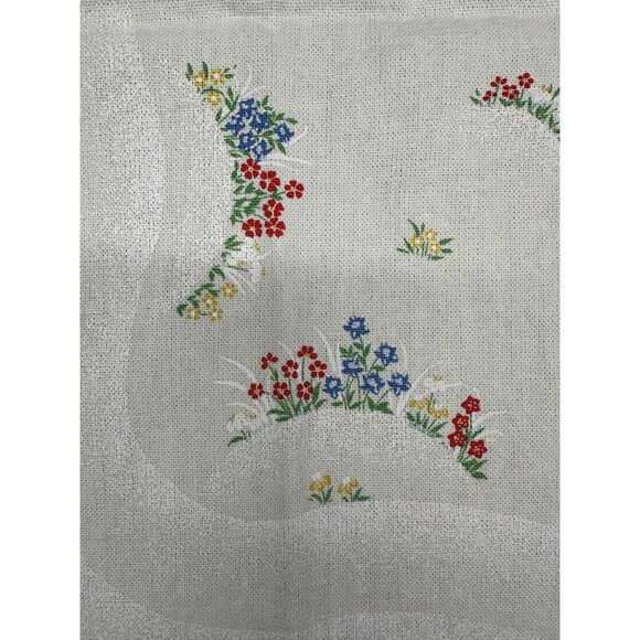 Vintage Tablecloth and 8 Napkin Set Round Flowers Scalloped Edge Floral Spring - Picture 7 of 10